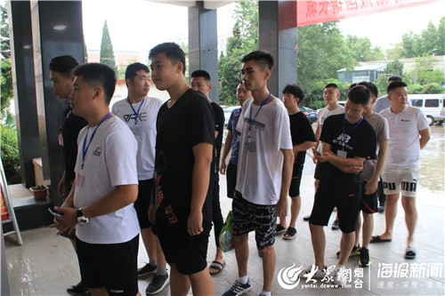 直击征兵首检日 莱州热血青年上站体检_城市_烟台大众